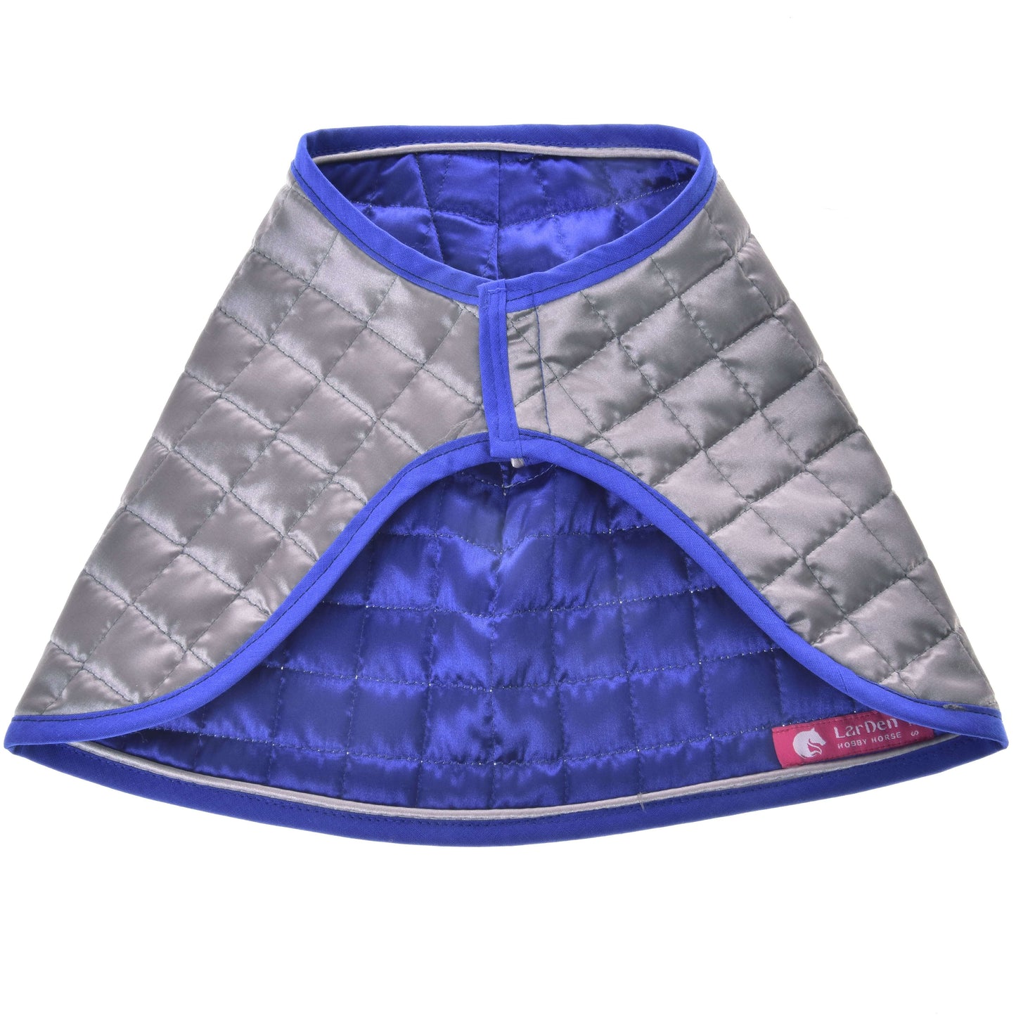 Hobby Horse LarDen Decke DeLuxe Blue doppelseitig, ein gesteppter Umhang für Haustiere in Silber und Blau mit Klettverschluss am Hals, blauem Besatz und rotem LarDen Etikett – ideal als Trainingsdecke für Pferde oder für Schutz beim Pferdespiel.