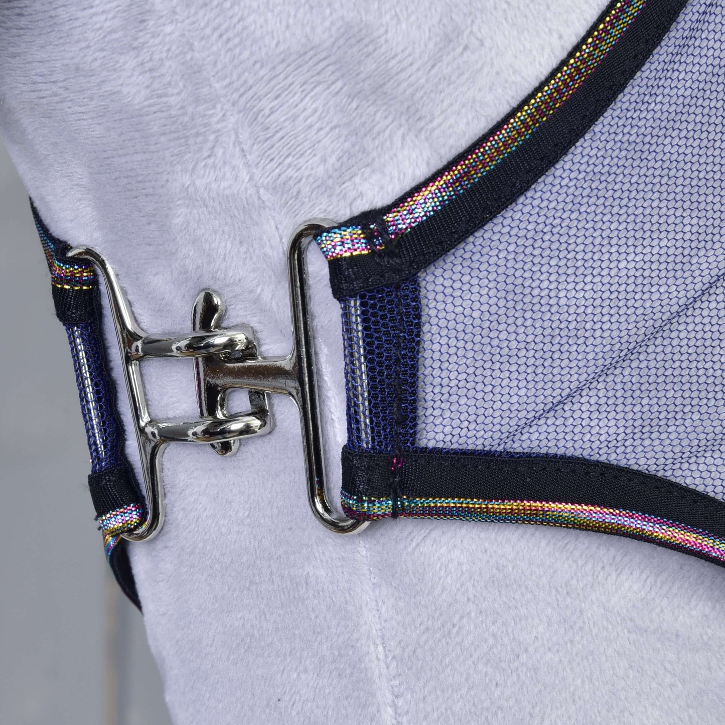 Gros plan d’un fermoir métallique brillant reliant deux pièces de tissu en maille PES aux bords foncés et à bordure arc-en-ciel sur la Couverture anti-insectes LarDen de Hobby Horse LarDen, présenté sur fond blanc.