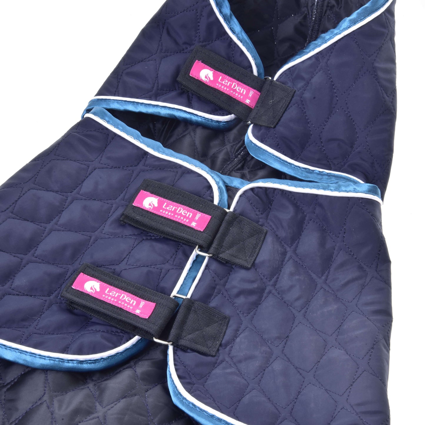 Die Hobby Horse LarDen „Decke mit abnehmbarem Halsteil Mandarin“ ist eine navyblaue gesteppte Pferdedecke mit hellblauer Einfassung, drei schwarzen Klettverschlüssen mit pinken LarDen-Logo-Etiketten und einem abnehmbaren Halsteil für Komfort.