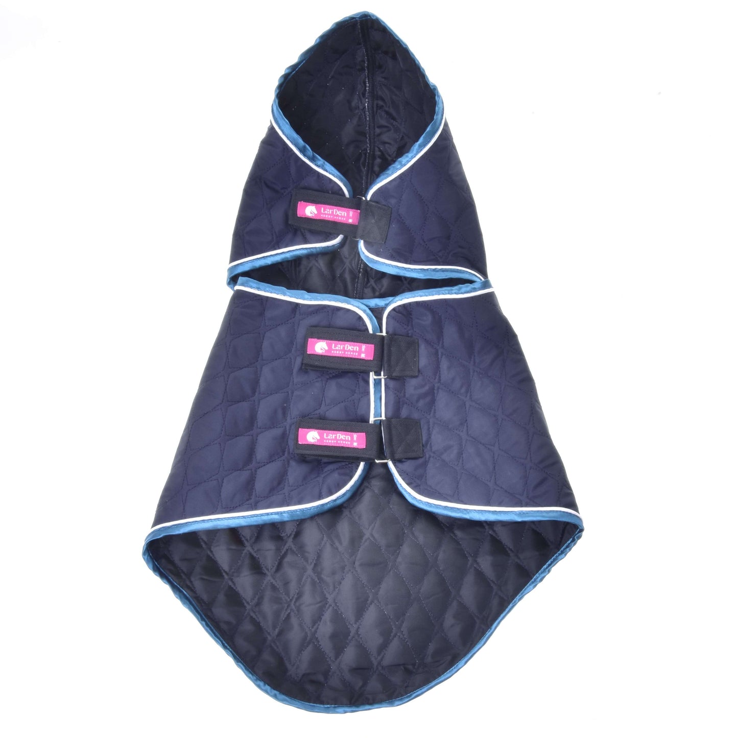 Die Hobby Horse LarDen Decke mit abnehmbarem Halsteil Mandarin im Stil einer Pferdedecke hat ein hochwertiges gestepptes Design in kräftigem Mandarin und liegt freigestellt vor weißem Hintergrund.