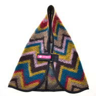 Stalldecke Mexico von Hobby Horse LarDen ist ein dreieckiger Hundetrocknungsmantel mit buntem Zickzackmuster, schwarzer Einfassung und pinkem Klettband, im Stil einer Pferdedecke und flach vor weißem Hintergrund gezeigt.