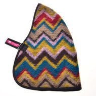 Stalldecke Mexico von Hobby Horse LarDen mit mehrfarbigem Zickzackmuster, geschwungener Form, schwarzer Einfassung, pinkem Etikett und Schnalle auf der linken Seite – zum Schutz von Pferden beim Training oder Spielen.