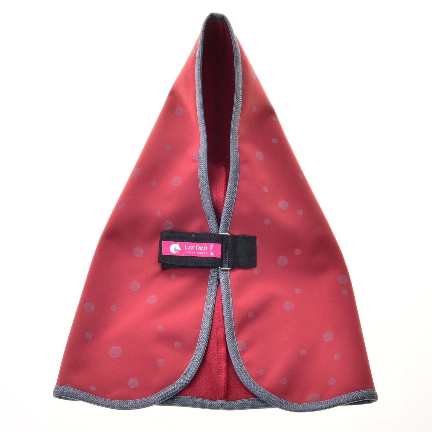Stalldecke Raspberry von Hobby Horse LarDen ist ein rotes, dreieckiges Bandana mit grauem Rand und Punkten, ideal als stilvolle Decke für Hobby Horse oder zum Schutz beim Training.