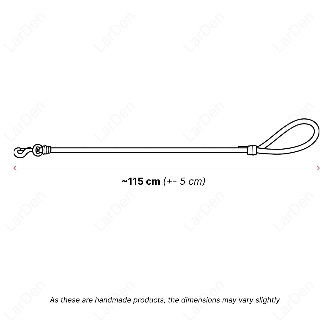 Line drawing of a hobby horse leash with a metal clasp on one end and a loop handle on the other. Text indicates length is about 115 cm with 5 cm variation. Note: dimensions may vary slightly as each is handmade for hobby horsing.
