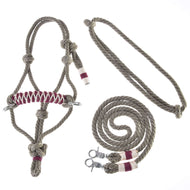 Ensemble de cordes Élégance de Hobby Horse LarDen, comprenant un licol en corde marron avec enroulements bordeaux et blancs et anneaux métalliques, une longe assortie avec mousquetons, des rênes et une pièce de corde supplémentaire, présentés sur fond blanc.