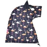 Combinaison de protection en lycra Flamant Rose de Hobby Horse LarDen, cape ou couverture à capuche bleu marine avec flamants roses blancs et orange, tissu en lycra doux, petit détail d'oreille sur la capuche et cordon de serrage réglable en bas.