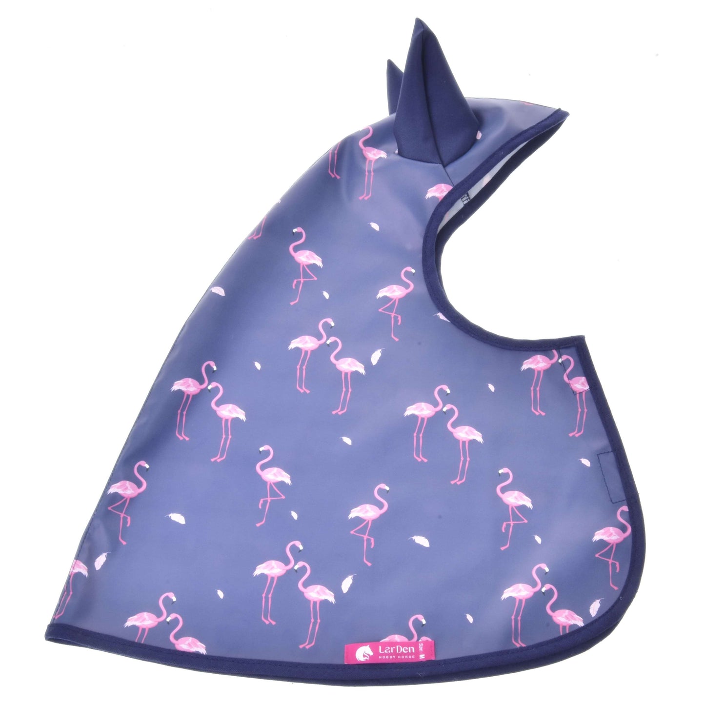 Imperméable Flamant Rose de Hobby Horse LarDen, bonnet bleu à motif flamants roses avec détails de plumes blanches, deux protège-oreilles et étiquette sur le bord inférieur. Conçu pour une utilisation par tous les temps.