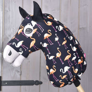 Combinaison de protection en lycra Flamant Rose de Hobby Horse LarDen, avec housse en lycra ornée de flamants roses orange et blancs sur fond sombre, montée sur un bâton en bois devant un mur en panneaux de bois.