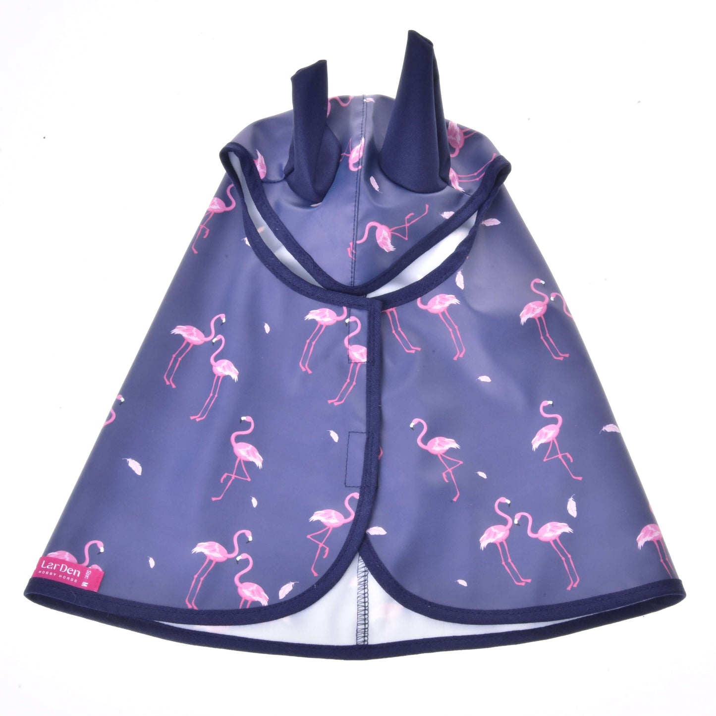 Imperméable Flamant Rose de Hobby Horse LarDen, imperméable bleu pour animal avec flamants roses et deux rabats de capuche en forme d’oreilles, idéal pour tous les temps. Présenté à plat avec devant ouvert et petite étiquette Laz Dera en bas à gauche.