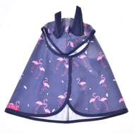 Die Regendecke Flamingo von Hobby Horse LarDen ist eine blaue Regendecke für Tiere mit rosa Flamingos und zwei ohrenartigen Kapuzenklappen, ideal als Schutz bei jedem Wetter. Flach gezeigt mit offener Vorderseite und einem kleinen Laz Dera Etikett in der unteren linken Ecke.
