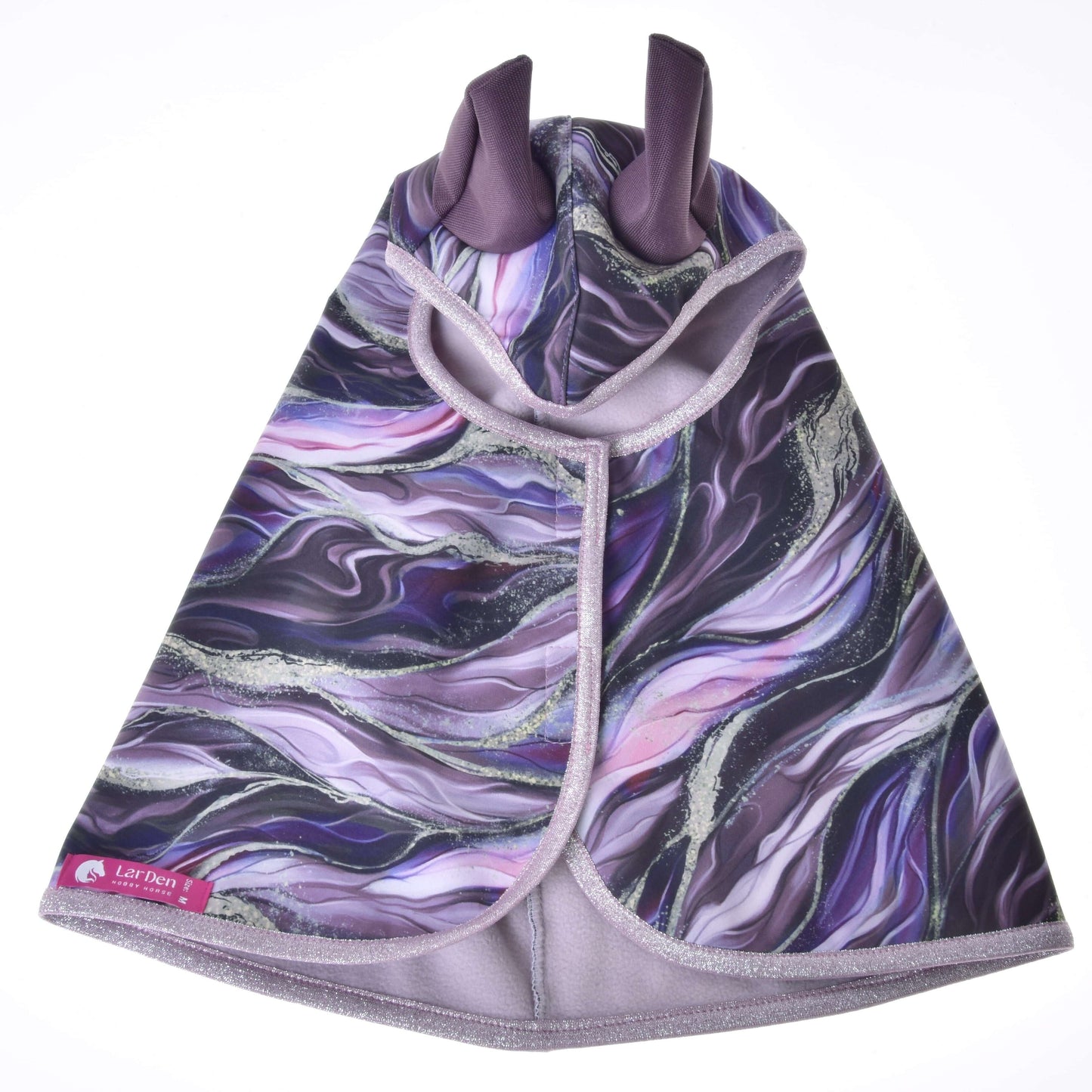 L’Imperméable Galaxie Espace de Hobby Horse LarDen est une cape imperméable élégante avec un motif marbré tourbillonnant violet, noir et blanc et deux formes dressées semblables à des oreilles en haut, présentée sur fond blanc.