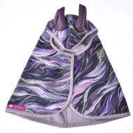 Hobby Horse LarDen Regendecke Galaxy Space, ein stilvoller Regenmantel-Umhang für Haustiere mit wirbelndem marmoriertem Design in Lila, Schwarz und Weiß und zwei aufrechten ohrenähnlichen Formen oben, vor weißem Hintergrund.