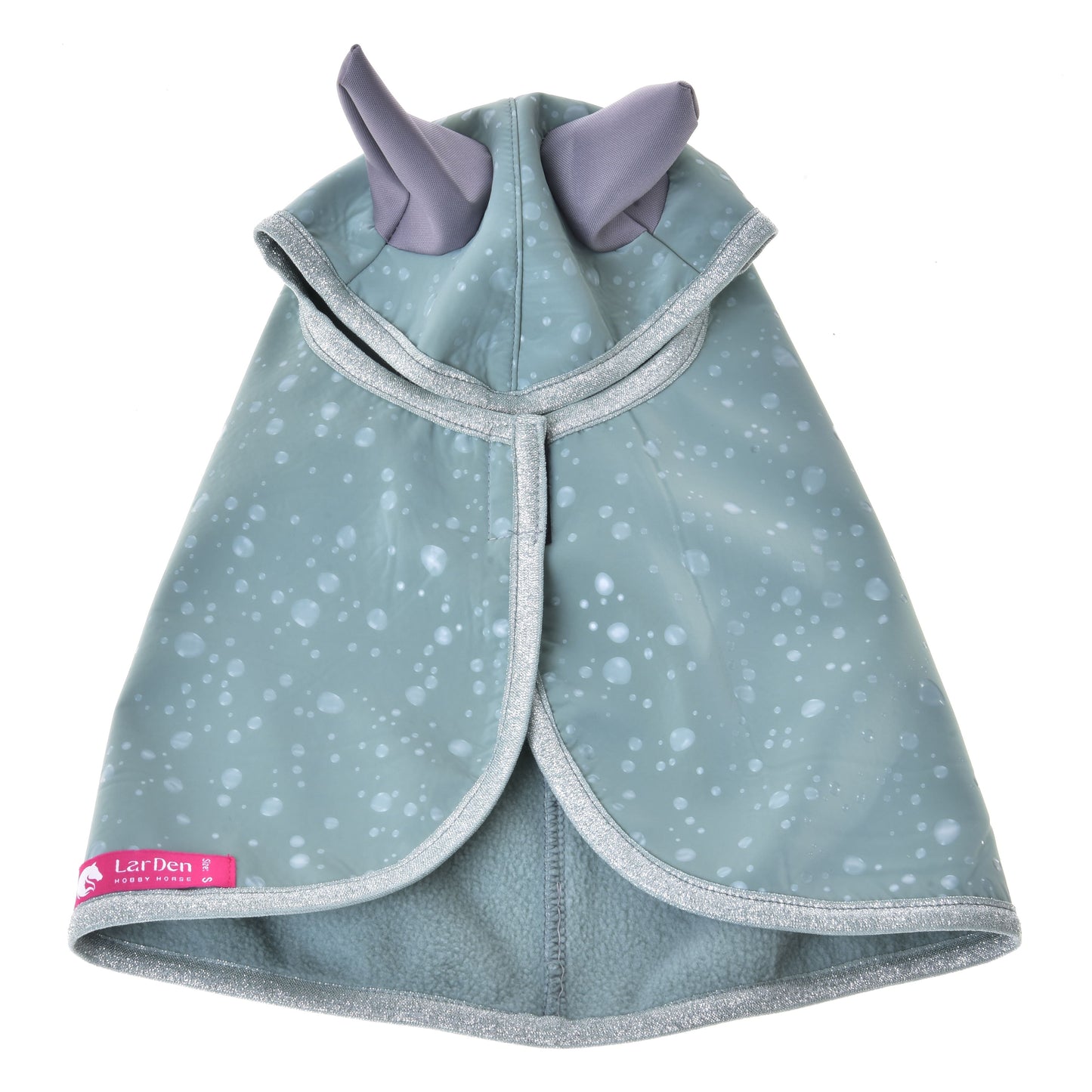 Imperméable Greeny de Hobby Horse LarDen, manteau de pluie vert toutes saisons avec motif gouttes d’eau, bordure argentée et deux oreilles grises pointues sur la capuche. L’étiquette rose « LarDen » est visible sur le bord inférieur, posé à plat.