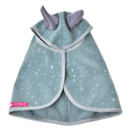 Regendecke Greeny von Hobby Horse LarDen, ein grüner Allwetter-Regenmantel für Haustiere, mit Wassertropfenmuster, silberfarbenem Besatz und zwei spitzen grauen Ohrformen an der Kapuze. Das pinke „LarDen“-Etikett ist am unteren Rand sichtbar, während das Produkt flach liegt.