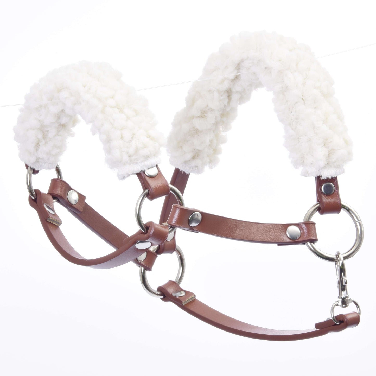 Hobby Horse LarDen Braunes Halfter mit Fell - Kunstleder mit Metallringen und weichem weißem Fleece an Nasenriemen und Genickstück, ideal für dein Hobby Horse. Vor weißem Hintergrund.