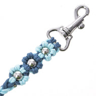 Nahaufnahme von Hobby Horse - Führstrick Bloom Blue von Hobby Horse LarDen mit blauem geflochtenem Material, Metallverzierungen in Blumenform und glänzendem silberfarbenem Verschluss – ideal als hochwertiges Zubehör für Hobby Horse.