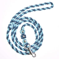 Hobby Horse - Führstrick Bloom Blue von Hobby Horse LarDen mit geflochtenen blauen und hellblauen Strängen und Metallclip, ordentlich aufgerollt vor weißem Hintergrund – ideal als stilvoller und hochwertiger Führstrick für Hobby Horse.