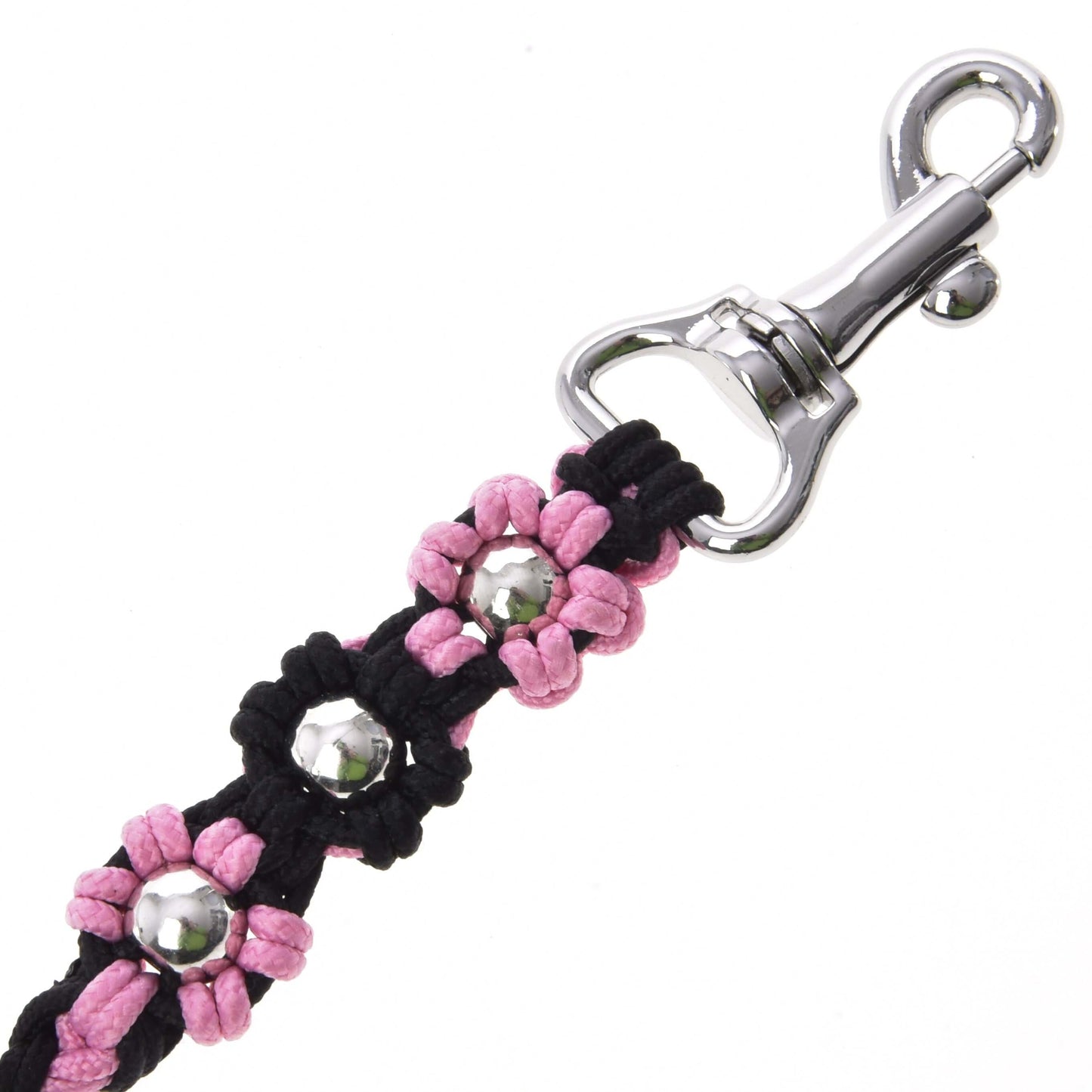 Nahaufnahme des Hobby Horse - Führstrick Bloom Pink von Hobby Horse LarDen, eine schwarze Leine mit pinken Blumenakzenten und silberfarbenen Nieten, versehen mit einem glänzenden Metallkarabiner – ideal zum Führen oder Longieren deines Hobby Horse mit Stil.