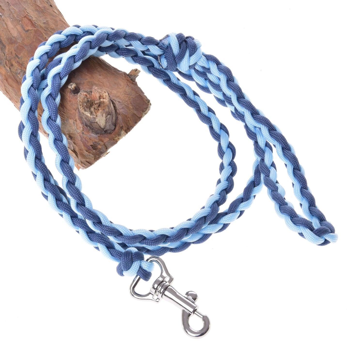 Hobby Horse - Führstrick Knitted Double Blue von Hobby Horse LarDen – ein weicher Führstrick aus Paracord mit hochwertigem Karabiner – um ein Stück Holz gewickelt.