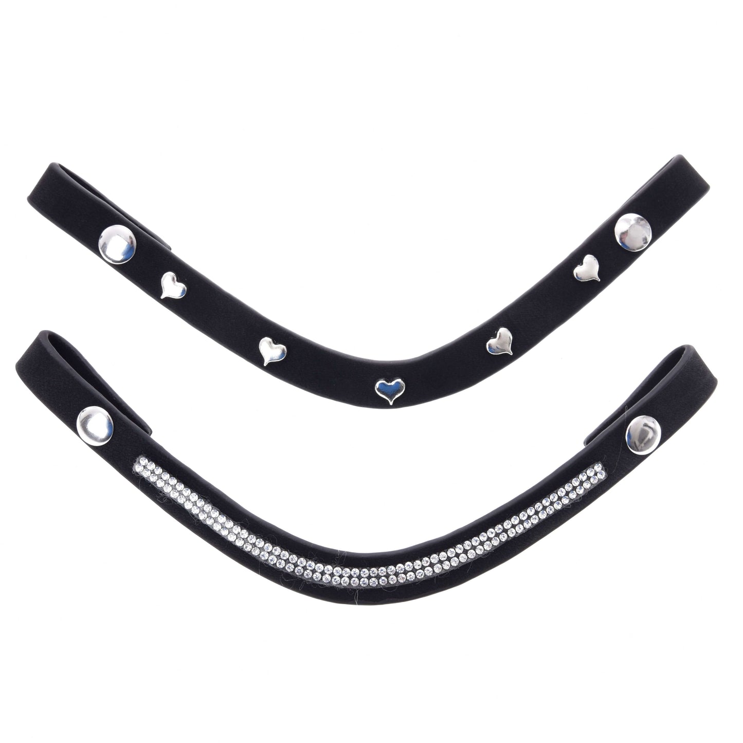 Die Komplette De Luxe Trense mit 2 Stirnbänder von Hobby Horse LarDen enthält zwei abnehmbare Stirnbänder: eines mit silbernem Herz und runden Nieten, das andere mit doppelten Strassreihen. Beide haben geschwungene schwarze Designs und Druckknopfverschlüsse aus Metall.