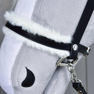 Nahaufnahme von Hobby Horse LarDen Komplette Trense mit Fell: ein weicher, hellgrauer Plüschpferdekopf mit Trense aus Kunstleder, weißem Besatz aus Kunstfell, schwarzem halbmondförmigem Nasenloch-Detail und leicht strukturierter Oberfläche.