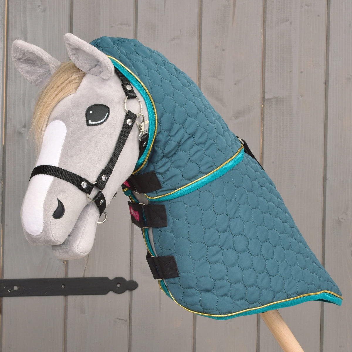 Gesteppte grüne Hobby-Horse-Decke mit abnehmbarem Halsteil auf einem grauen Hobby Horse