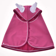 Regendecke Larden von Hobby Horse LarDen ist ein rosafarbener, wetterfester Umhang mit Kapuze mit zwei weißen spitzen Ohren, weißer Einfassung, einem kleinen Logo unten links und einem dunkelrosa Innenfutter – ideal als Accessoire für Fans von Hobby Horse Zubehör.