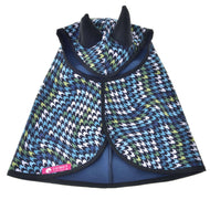 Regendecke Lara von Hobby Horse LarDen mit blau-grün-schwarz-weißem Hahnentrittmuster, hohem Kragen und Stoffhörnern – perfekt für Hundabenteuer bei jedem Wetter.