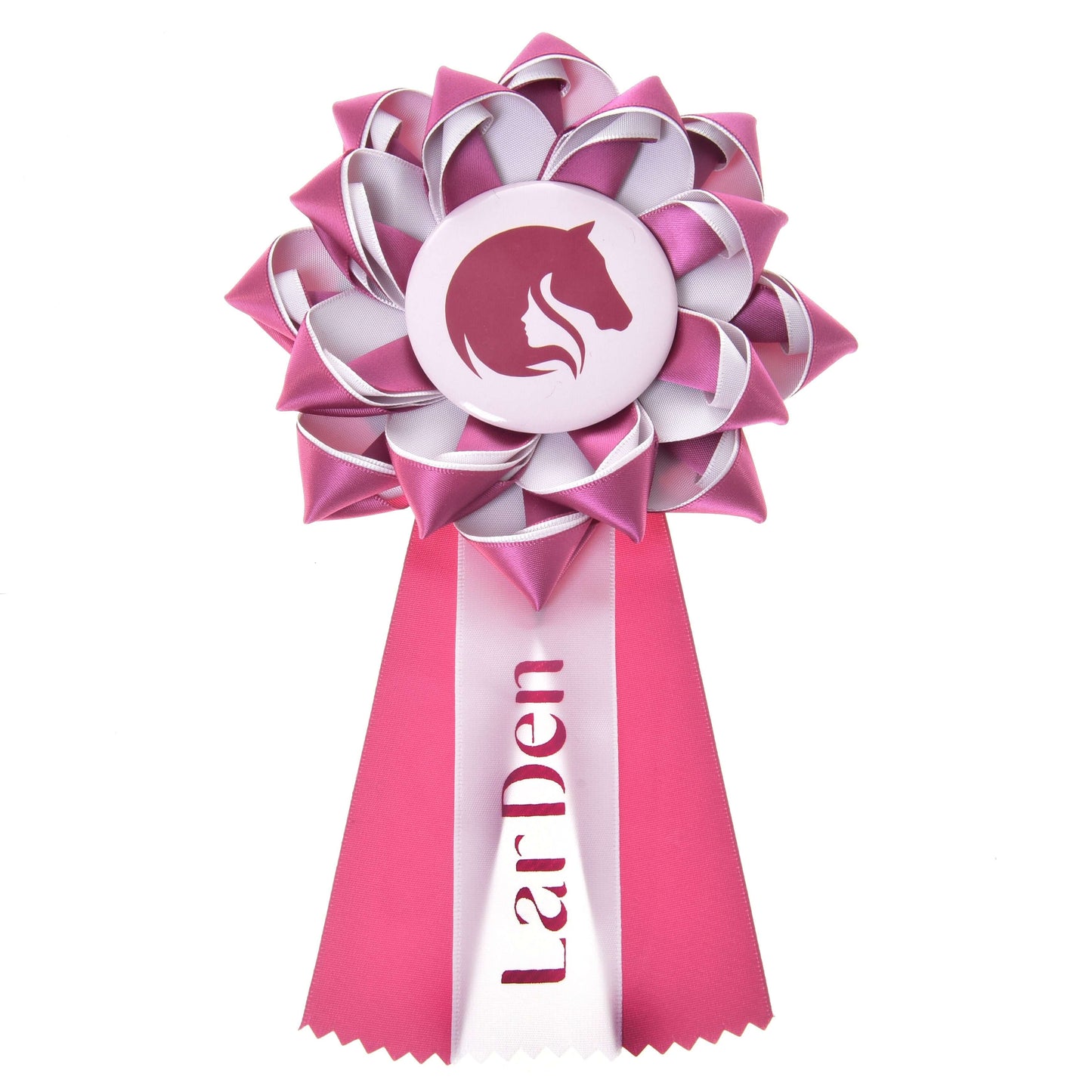 Die Hobby Horse Schleife LarDen Pink von Hobby Horse LarDen hat ein rosa-weißes Design mit einer Pferdekopf-Silhouette in der Mitte und „LarDen“ auf den Schleifenbändern.