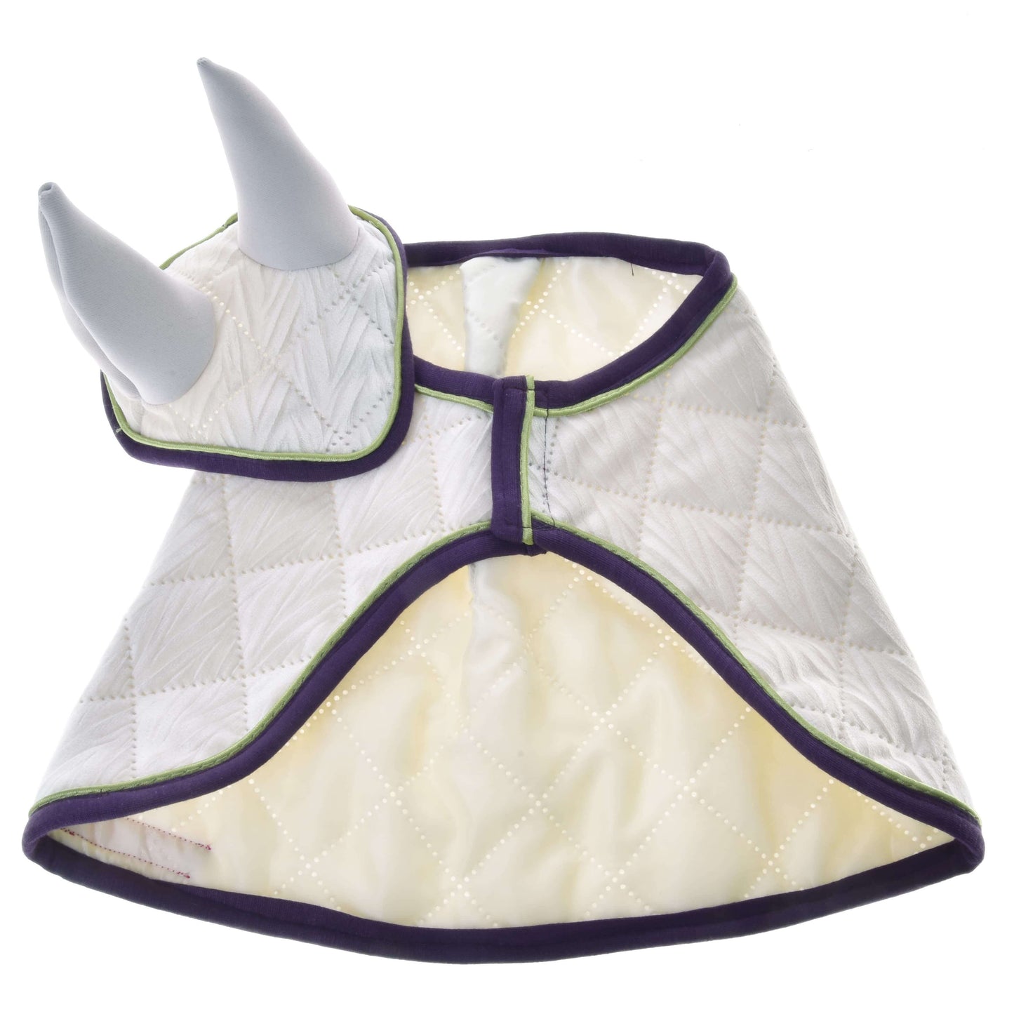 Set Leonardo von Hobby Horse LarDen ist ein weißes gestepptes Haustier-Cape mit lila Besatz und zwei weichen grauen Hörnern am Kragen – ideal als lustige Pferdedekoration oder als verspielte Alternative zu einer Fliegenhaube für deinen pelzigen Freund.