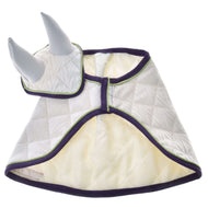 Set Leonardo von Hobby Horse LarDen ist ein weißes gestepptes Haustier-Cape mit lila Besatz und zwei weichen grauen Hörnern am Kragen – ideal als lustige Pferdedekoration oder als verspielte Alternative zu einer Fliegenhaube für deinen pelzigen Freund.