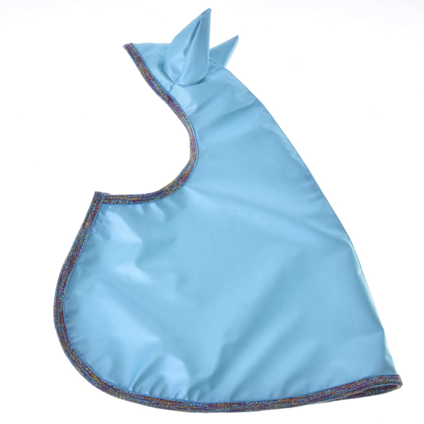 Regendecke Light Blue von Hobby Horse LarDen mit dreieckigen ohrenähnlichen Spitzen oben und mehrfarbiger Einfassung, flach liegend vor weißem Hintergrund gezeigt – ideal für jedes Wetter.
