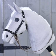Zügel - Light brown, ein graues Hobby Horse von Hobby Horse LarDen mit weißer Mähne, schwarzem gebisslosem Zaumzeug und hellbraunen Zügeln, auf einem Holzstab vor einem grauen Holzzaun.