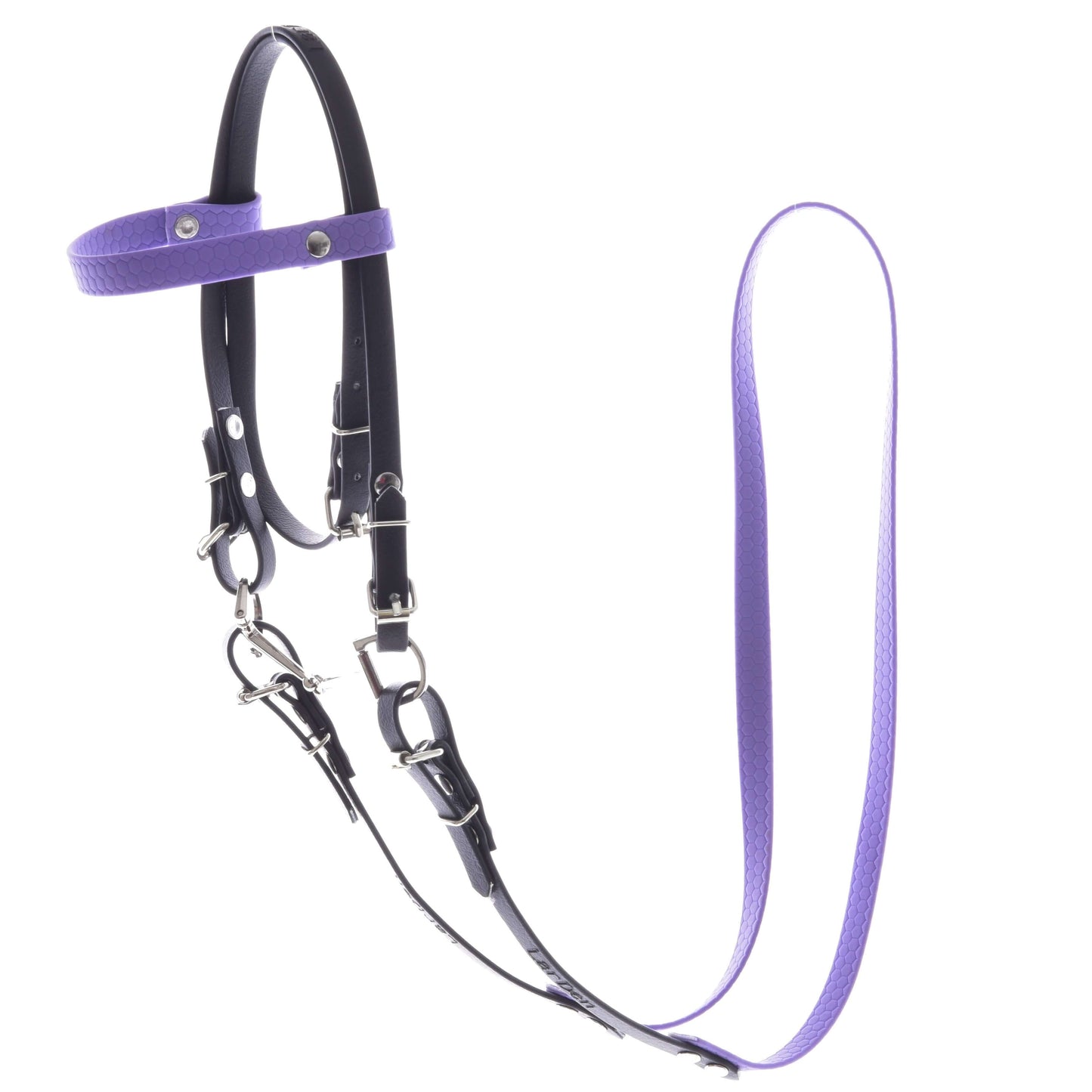Hobby Horse LarDen Komplettes Zaumzeug ohne Nasenriemen Light Purple in Helllila mit schwarzem und lilafarbenem Kunstleder, silberfarbenen Metallverschlüssen, verstellbaren Riemen und passendem lilafarbenem Führstrick mit abnehmbaren Zügeln, vor weißem Hintergrund.