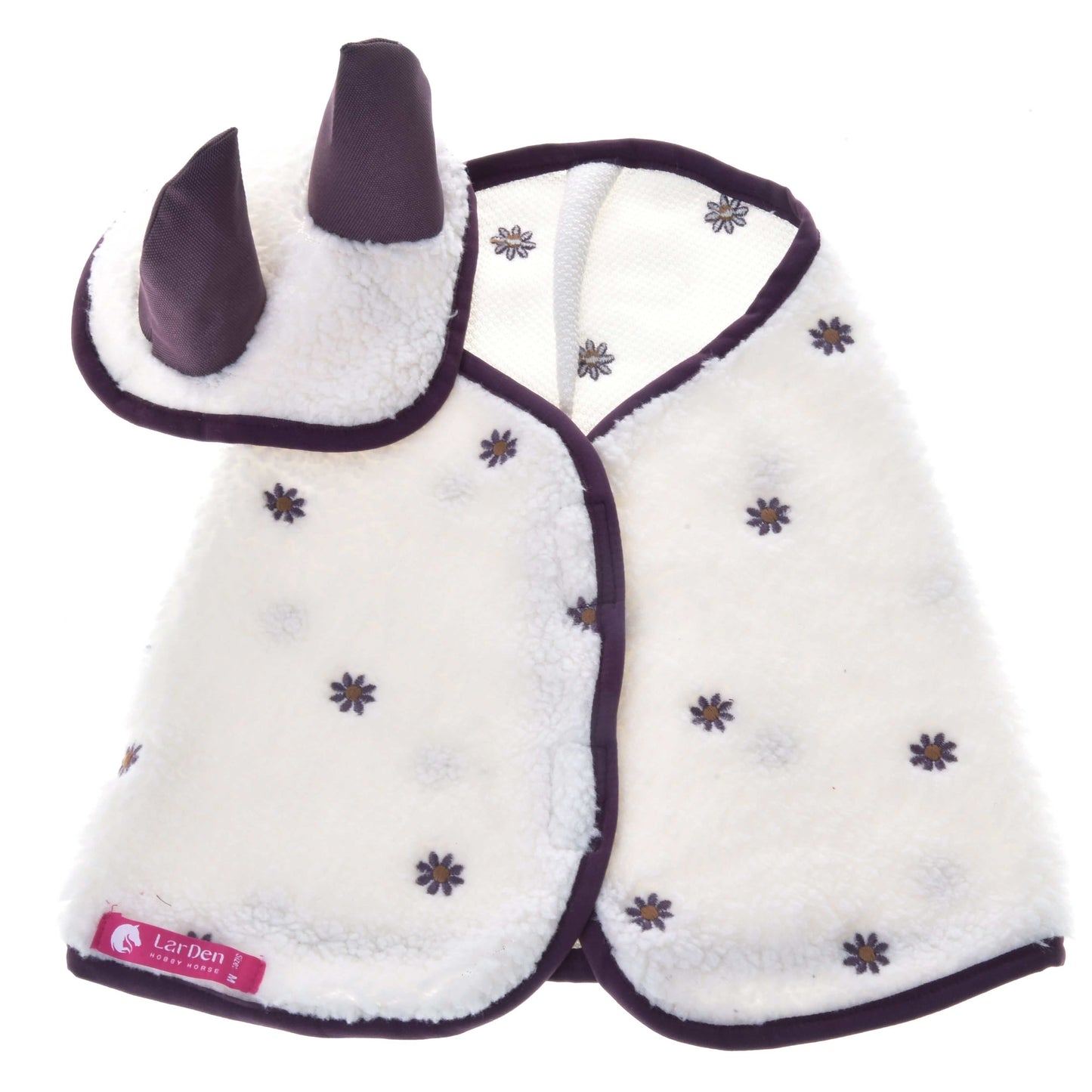 Set Loret von Hobby Horse LarDen ist ein weißes Tierkostüm aus Fleece mit lila Besatz, kleinem Blumenmuster und einer Haube mit zwei aufrechten lila Hörnern, inspiriert von verspielten Hobby Horse Deckendesigns.