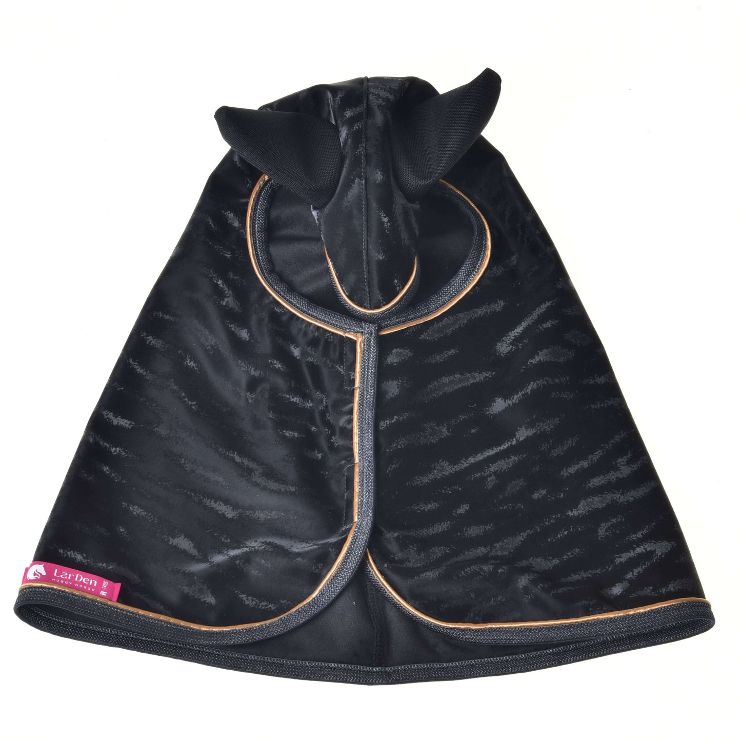 Eine schwarze Fliegenmaske für Pferde mit Kapuze, Ohrenschutz, braunem Besatz und einem rosa Hobby Horse LarDen Etikett unten links – ideal als Ergänzung zu deiner Regendecke Luxury – liegt flach vor weißem Hintergrund.