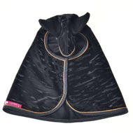 Eine schwarze Fliegenmaske für Pferde mit Kapuze, Ohrenschutz, braunem Besatz und einem rosa Hobby Horse LarDen Etikett unten links – ideal als Ergänzung zu deiner Regendecke Luxury – liegt flach vor weißem Hintergrund.