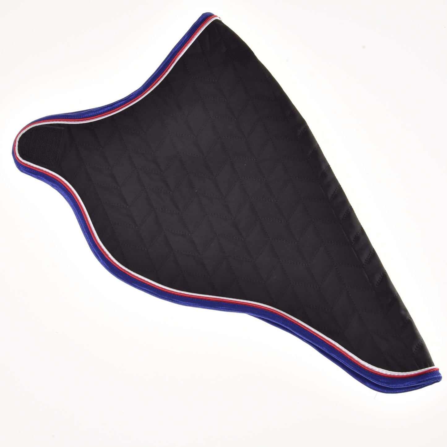 Couverture de voyage de luxe de Hobby Horse LarDen, tapis de selle noir matelassé avec bord bleu et accents rayés rouges et blancs, dans le style d’une couverture de cheval de luxe, présenté sur fond blanc.