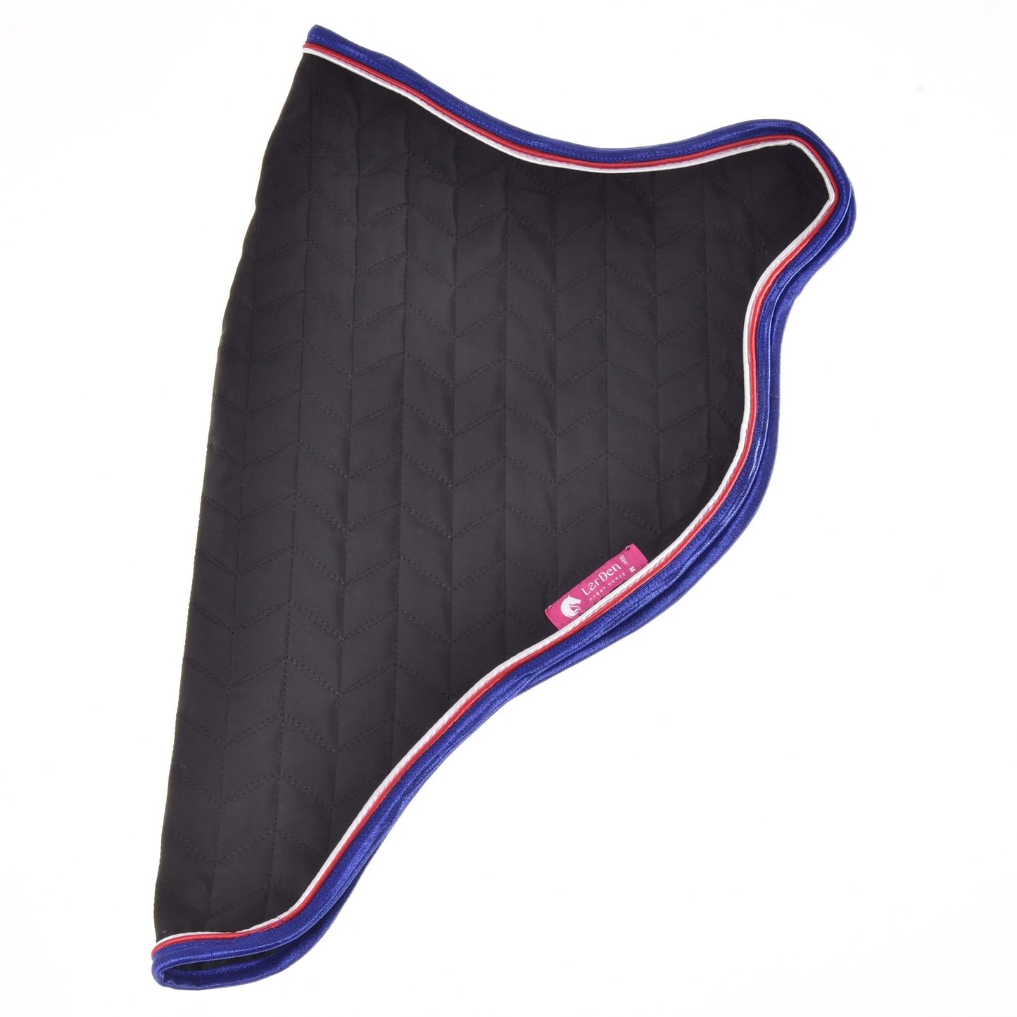 Couverture de voyage de luxe de Hobby Horse LarDen, pièce noire matelassée avec bords bleus, bordure rouge et blanche, étiquette rose près du bord et légère courbure, présentée sur fond blanc.