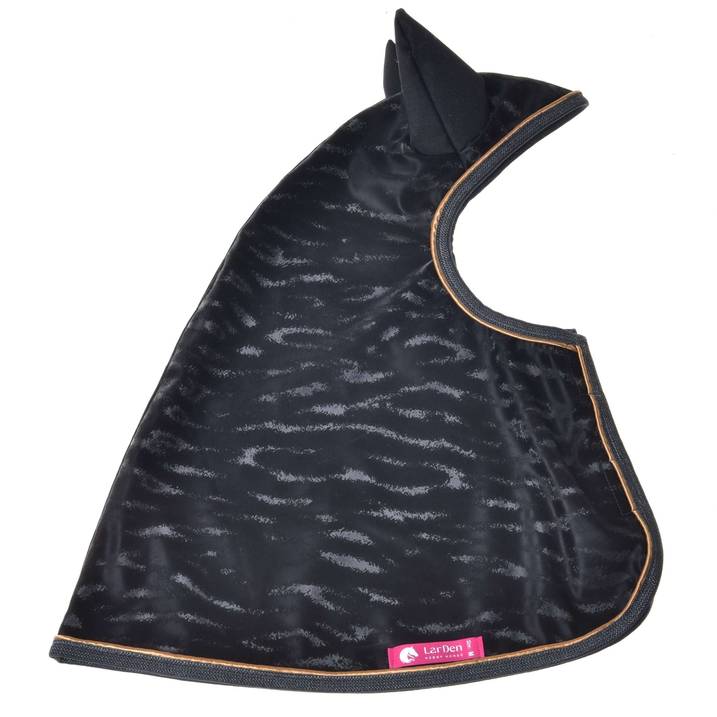 Die Regendecke Luxury von Hobby Horse LarDen ist eine schwarze, satinartige Fliegenhaube mit dezenten Streifen, hellbrauner Einfassung, aufrechten Ohren und einem rosa Label – perfekt, um dein Hobby Horse unter einer Regendecke stilvoll zu halten.
