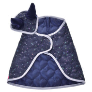 Set Magic von Hobby Horse LarDen mit dunkelblauer gesteppter Decke mit hellem Besatz und Sternenmuster sowie passender Haube mit zwei einhornähnlichen Hörnern – ideal als verspielte Hobby Horse Decke oder spielerischer Insektenschutz für Pferde.