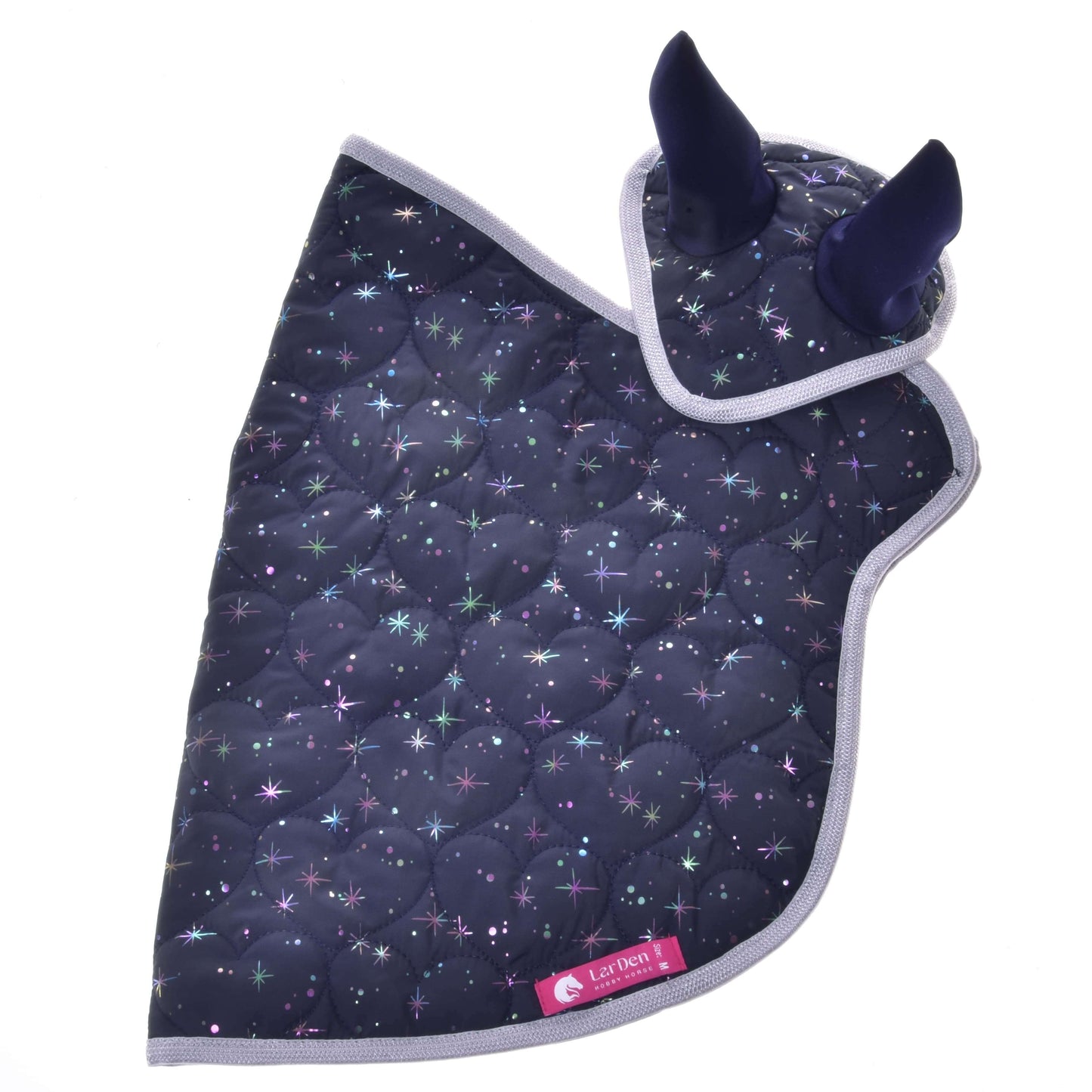 Fliegenhaube Set Magic von Hobby Horse LarDen aus dunkelblauem, gepolstertem Steppstoff mit Sternenmuster, lila Ohren und hellgrauem Besatz, freigestellt vor weißem Hintergrund. Am unteren Rand ist ein rosa Markenetikett befestigt.