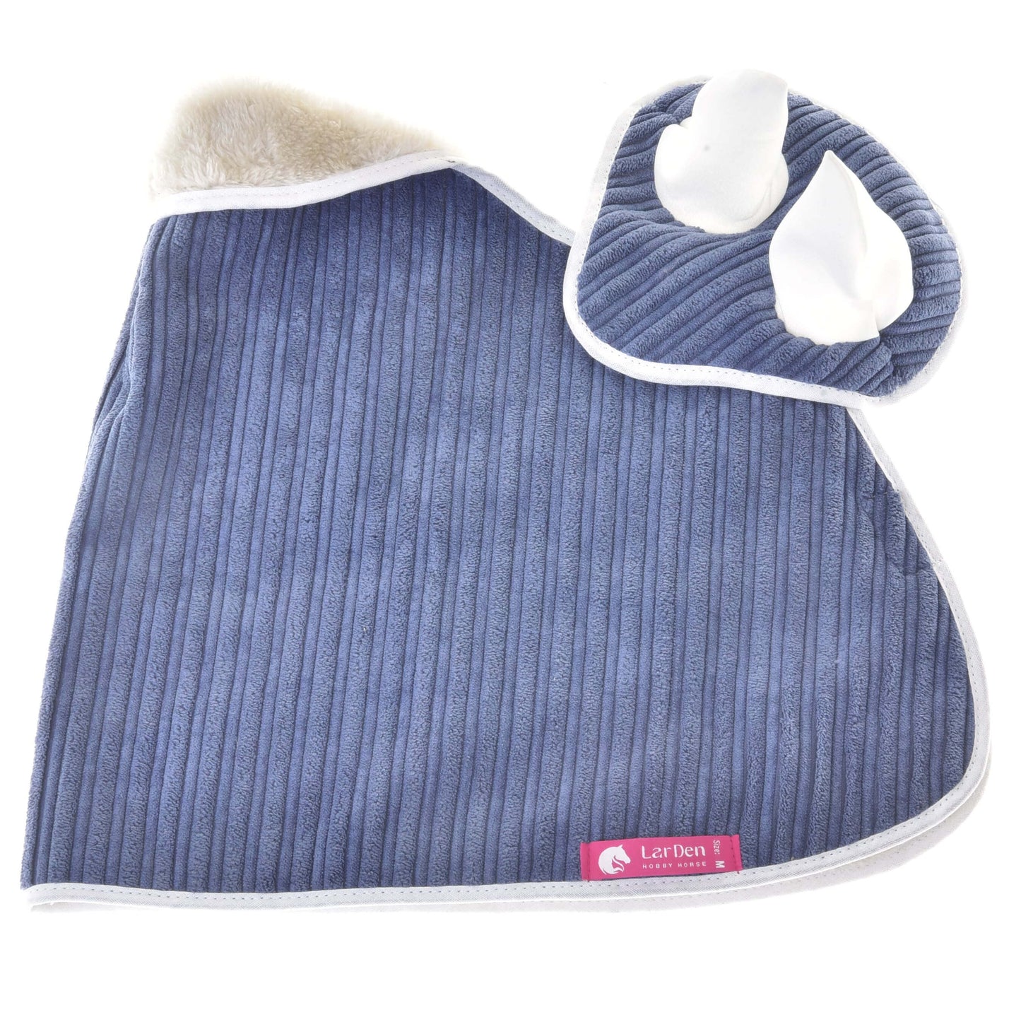 Ein geripptes rechteckiges Lätzchen in Pflaume mit weißer Einfassung und ein passendes pflaumenfarbenes Bandana, beide mit weicher Textur, rosa LarDen-Label und zwei weißen Druckknöpfen – ideal für Fans von Deckensets oder Hobby Horse LarDen Accessoires. Produkt: Set Manchester Plum.