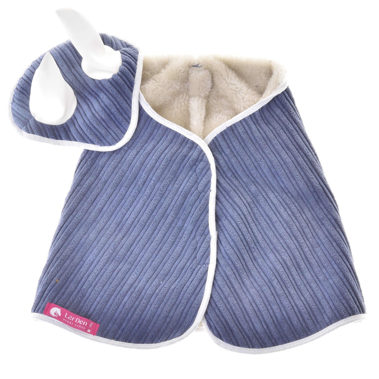 Set Manchester Plum von Hobby Horse LarDen ist ein pflaumenfarbener gerippter Hundemantel mit Fellfutter, weißer Einfassung und Klettverschlüssen, mit passendem pflaumenfarbenen und weißen pfotenförmigen Fäustling am Kragen für einen gemütlichen, deckeninspirierten Stil.