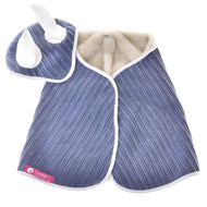 Set Manchester Plum von Hobby Horse LarDen ist ein pflaumenfarbener gerippter Hundemantel mit Fellfutter, weißer Einfassung und Klettverschlüssen, mit passendem pflaumenfarbenen und weißen pfotenförmigen Fäustling am Kragen für einen gemütlichen, deckeninspirierten Stil.