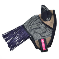 Fliegenmaske de Luxe Mona von Hobby Horse LarDen, eine braun-schwarze Fliegenmaske aus Mesh mit Ohrenhaube, dunkelblauen Fransen und rosa LeMieux-Anhänger, ideal als Fliegenmaske oder für Hobby Horse Aktivitäten.