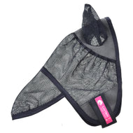 Eine schwarze, waschbare Fliegenmaske de Luxe Full von Hobby Horse LarDen aus Netzstoff mit Ohrenschutz und einem rosa LeMieux Etikett, entwickelt, um Gesicht und Ohren deines Pferdes vor Insekten zu schützen.
