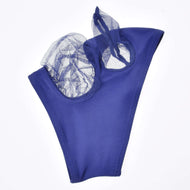 Die Fliegenmaske LarDen Bikinihose von Hobby Horse LarDen hat zwei Netzausschnitte und auf einer Seite blaues Netzgewebe, inspiriert vom atmungsaktiven Design der Fliegenmaske LarDen, flach liegend vor weißem Hintergrund gezeigt.