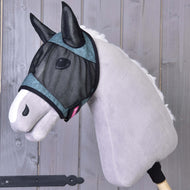 Die Hobby Horse LarDen Fliegenmaske de Luxe Turquoise ist auf einem grauen plüschigen Hobby Horse mit weißer Schnauze zu sehen, posiert vor Holzplanken. Die waschbare Maske bietet stilvollen Schutz für dein Hobby Horse.