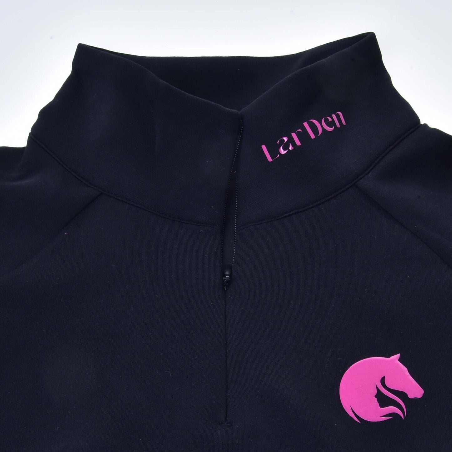 Sweat-shirt LarDen de Hobby Horse LarDen, haut noir zippé avec « Lar Den » en rose sur le col et logo tête de cheval rose sur la poitrine.